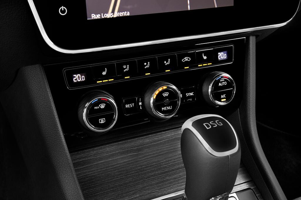 Skoda Superb Combi (Baujahr 2020) Style 5 Türen Temperatur und Klimaanlage