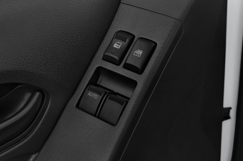 Isuzu D-Max (Baujahr 2019) Basic 2 Türen Bedienungselemente Tür