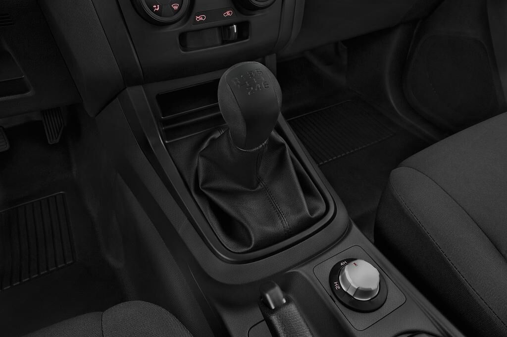 Isuzu D-Max (Baujahr 2019) Basic 2 Türen Schalthebel