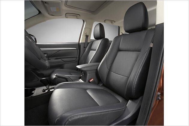 Mit Lederbezug fehlt es den Vordersitzen an Seitenhalt