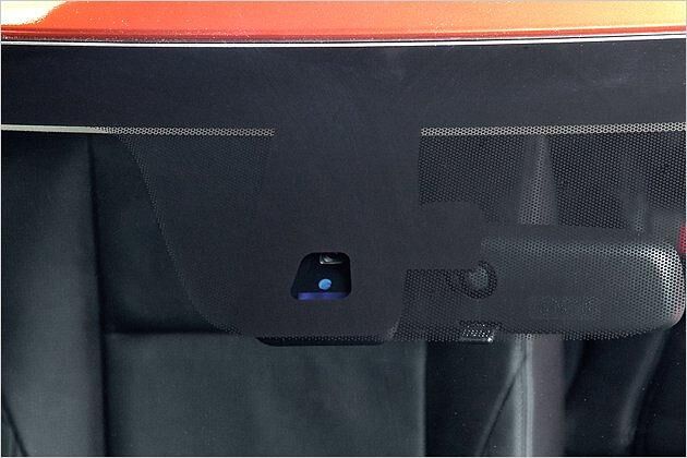 Eine Kamera in der Frontscheibe ist Bestandteil des Spurhalteassistenten