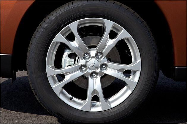 Der Outlander Diesel steht serienmäßig auf 16-Zoll-Alus, es gibt aber auch 18-Zöller