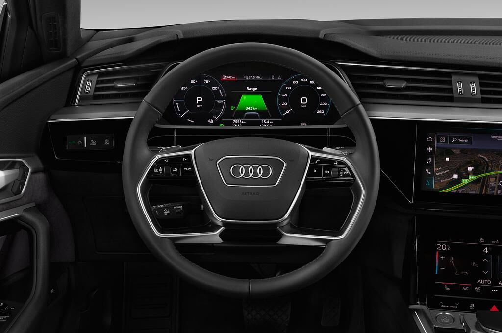 Audi e-tron (Baujahr 2019) Advanced 5 Türen Lenkrad