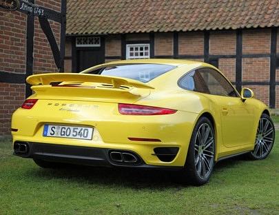 Der Porsche 911 Turbo ist ein riesiges Kraftpaket, das man vernünftig dosiert einsetzen sollte.