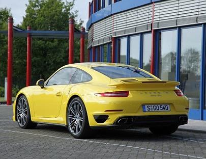 Der Porsche Turbo ist serienmäßig mit einer Hinterachslenkung ausgestattet. 