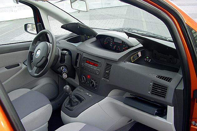 Cockpit: Zwei Fächer mit Klappen auf dem Armaturenbrett sind Serie