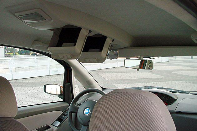 Mit im Paket mit dem Kinder-Innenspiegel : Zwei weitere, ausklappbare Fächer im Dach