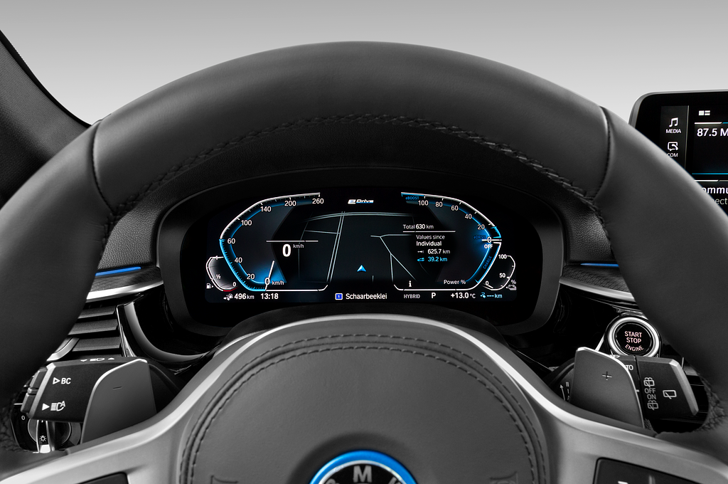 BMW 5 Series Touring Plug-in Hybride (Baujahr 2023) M-Sport 5 Türen Tacho und Fahrerinstrumente