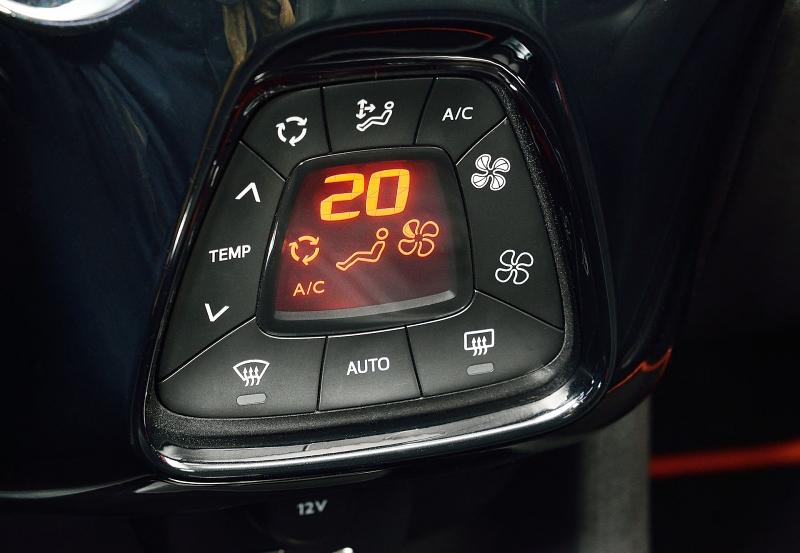 Ungewöhnlich: das Klima- und Heizbedienteil