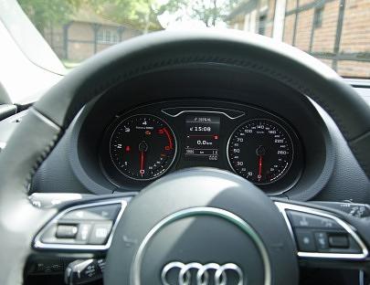 Alles sehr aufgeräumt im Audi A3. Das Lederlenkrad liegt gut in der Hand.