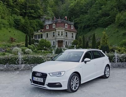 Der Audi A3 vor einem Restaurant in der Nähe von Münsingen.
