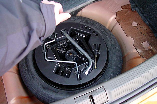 Unter der Kofferraumauskleidung findet sich ein Notrad