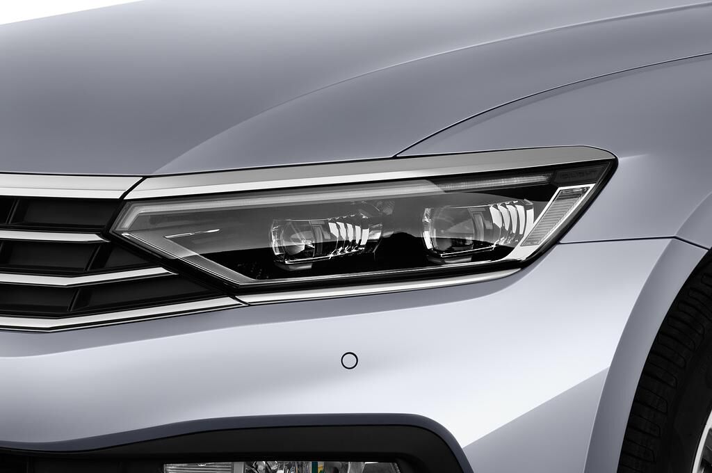 Volkswagen Passat (Baujahr 2020) Business 4 Türen Scheinwerfer