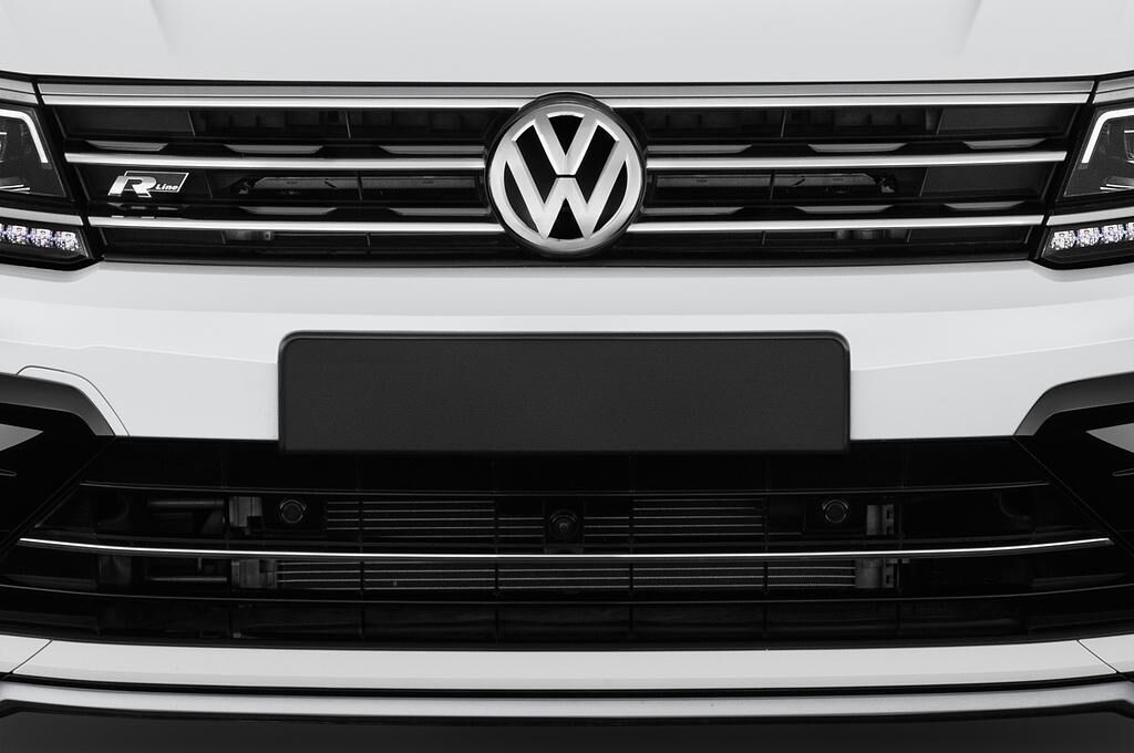 Volkswagen Tiguan (Baujahr 2019) Highline 5 Türen Kühlergrill und Scheinwerfer