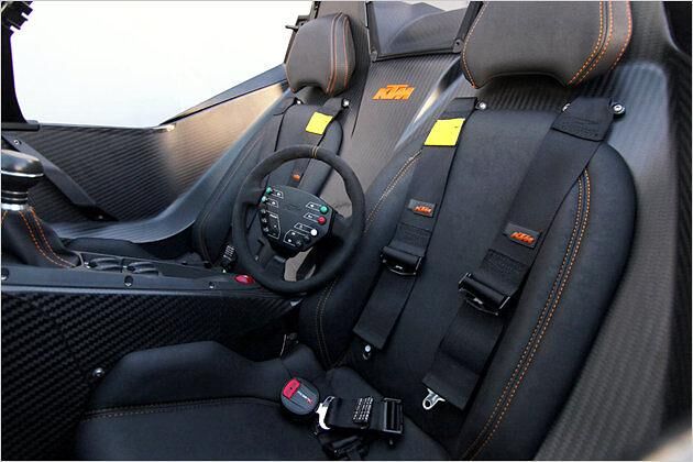 Vierpunkt-Sicherheitsgurte und ein Carbon-Monocoque sorgen für ausreichend Sicherheit