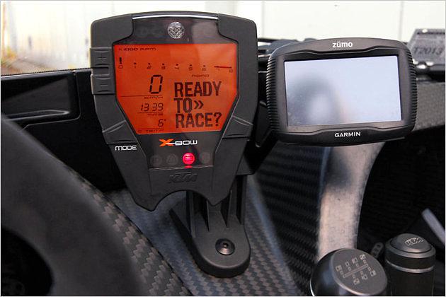 ... quittiert die auf dem Info-Screen erscheinende Frage "Ready to Race?" per Druck auf ...