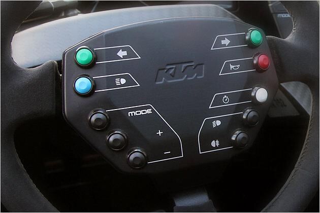 ... eine Lenkradtaste und drückt erneut den Startknopf, bevor das hinten liegende Triebwerk los faucht