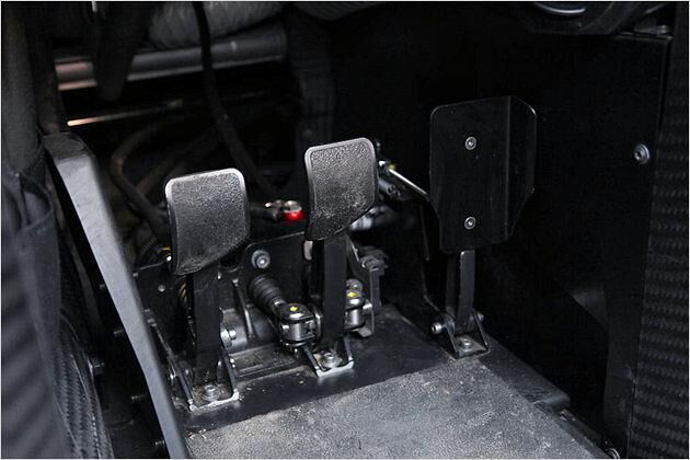 Die auf einer Box montierten Pedale lassen sich in Längsrichtung verstellen