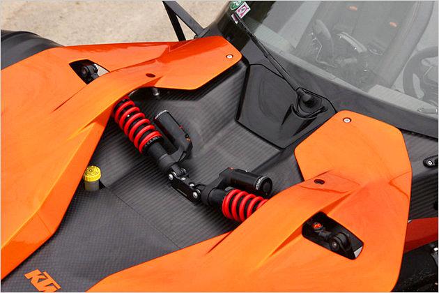 Freiliegende Federbeine an den Vorderrädern mit einstellbarem Dämpfersystem