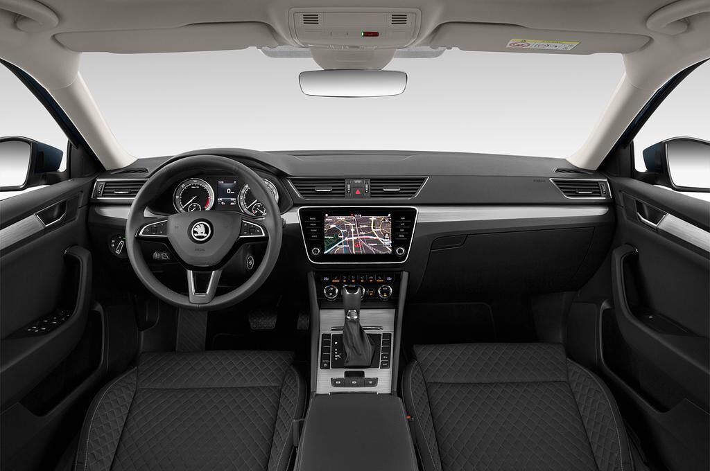 Skoda Superb (Baujahr 2020) Ambition 5 Türen Cockpit und Innenraum
