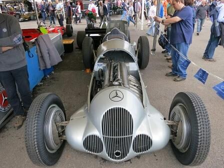 Der Mercedes-Benz W125 von 1937 hat sagenhafte 600 PS und wurde von Rennfahrerlegende Jochen Mass pilotiert.