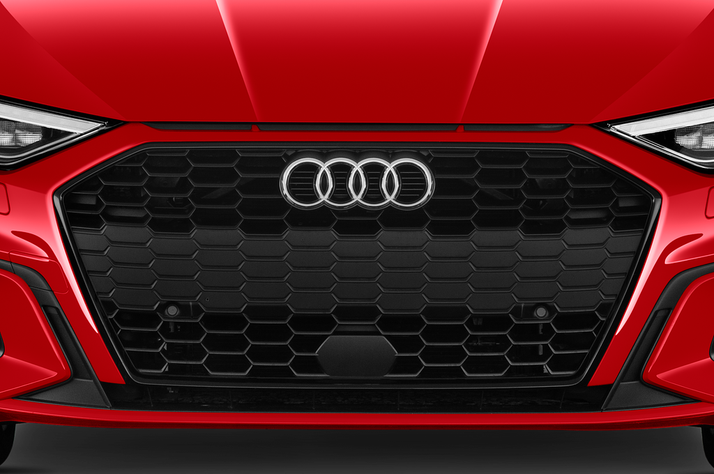 Audi A3 (Baujahr 2020) S Line 4 Türen Kühlergrill und Scheinwerfer