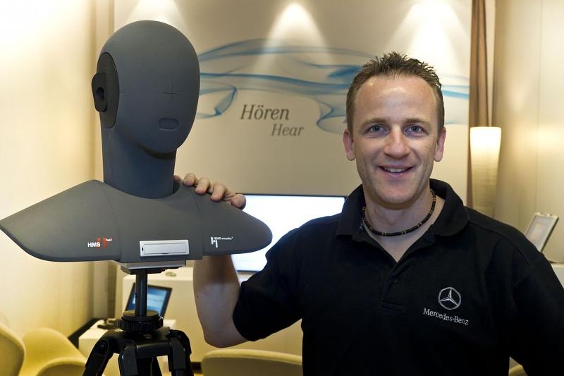 Tobias Beitz mit Kunstkopf