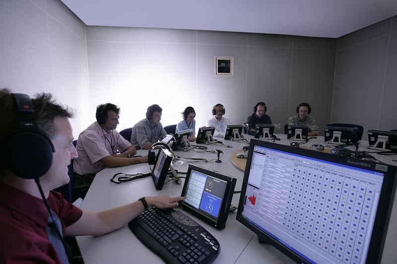 Im Akustikstudio werden die einzeln Klänge oft kontrovers diskkutiert