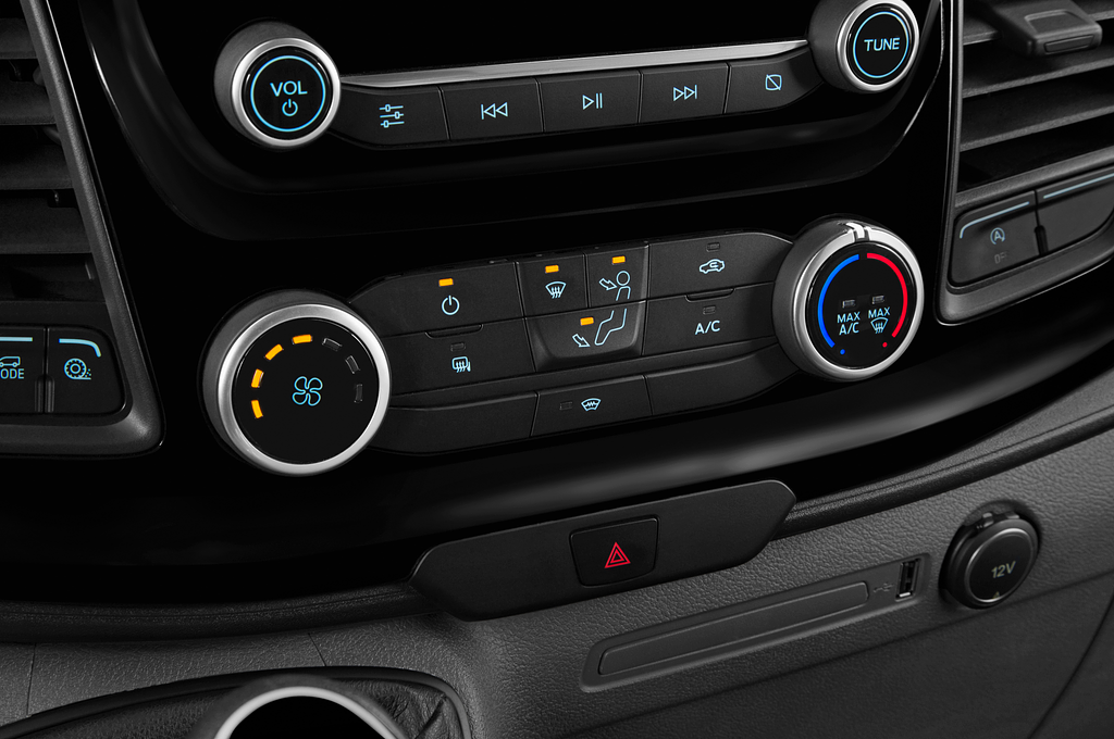 Ford Transit Custom (Baujahr 2022) Trail Regular Cab 4 Türen Temperatur und Klimaanlage
