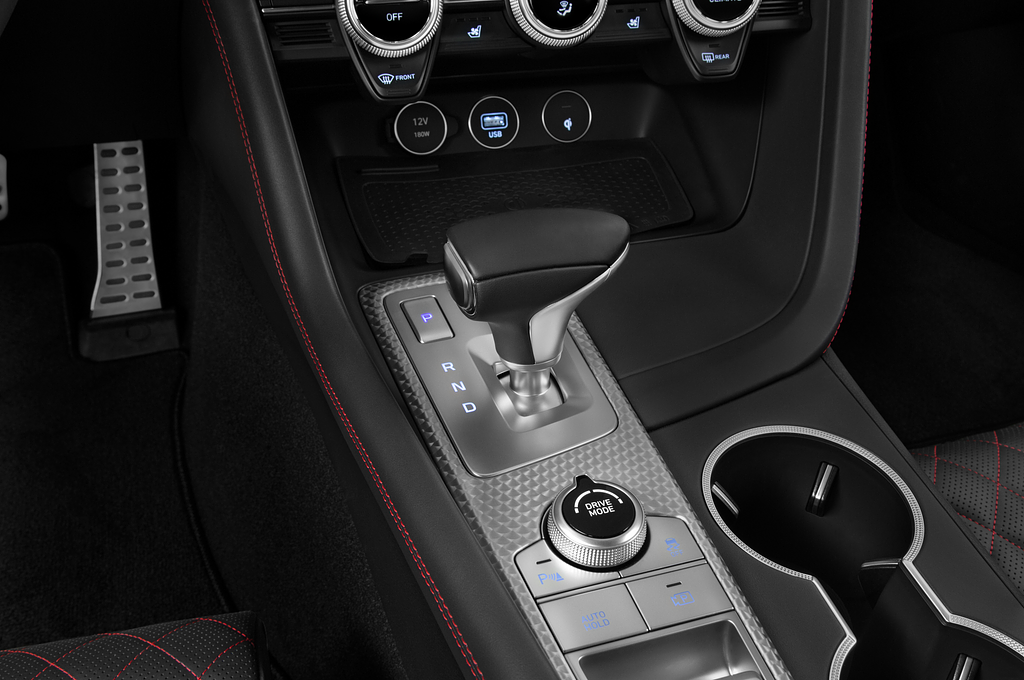 Genesis G70 (Baujahr 2022) Sport 4 Türen Schalthebel