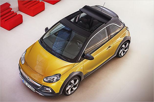 Das große Faltdach ist serienmäßig. Es öffnet elektrisch in fünf Sekunden