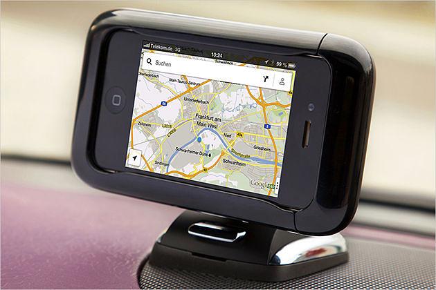Auf dem Armaturenbrett befindet sich eine Halterung für das Smartphone