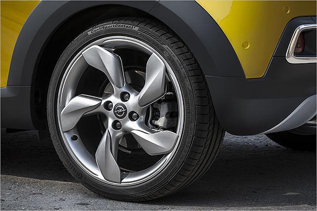 Serienmäßig rollt der Rocks auf 17-Zoll-Rädern. Die optionalen 18-Zöller sehen toll aus, beeinträchtigen aber den Komfort