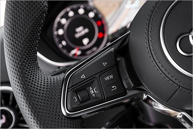 Mit der "View"-Taste lassen sich am Lenkrad die Instrumentenansichten umschalten