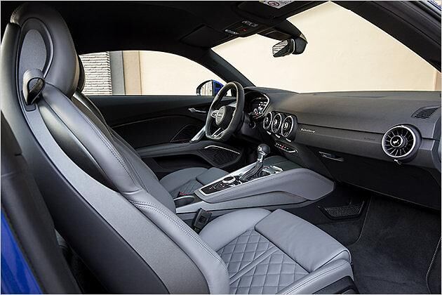 Auf den vorderen Sitzen ist die Kopffreiheit absolut ausreichend