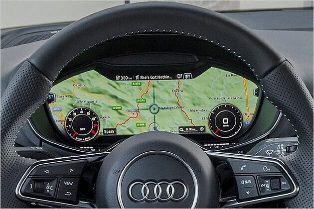 Das Highlight auf dem 12,3-Zoll-Display ist natürlich die riesige Navigationsansicht, bei der die klassischen Instrumente in die unteren Ecken rücken