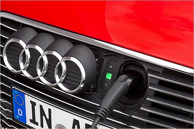 Das Aufladen an der Haushaltssteckdose dauert etwa vier Stunden