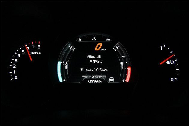 Per Knopfdruck wird in den "GT"-Modus gewechselt. Dann gibts einen Digitaltacho sowie eine Drehmoment und Turbo-Anzeige