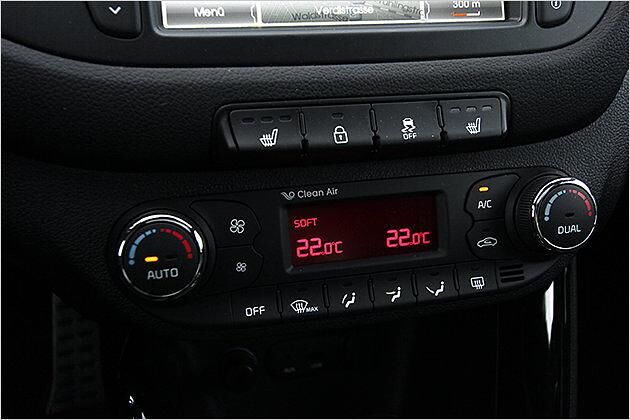Die Zweizonen-Klimaautomatik ist ebenso Serie wie die Sitzheizungen