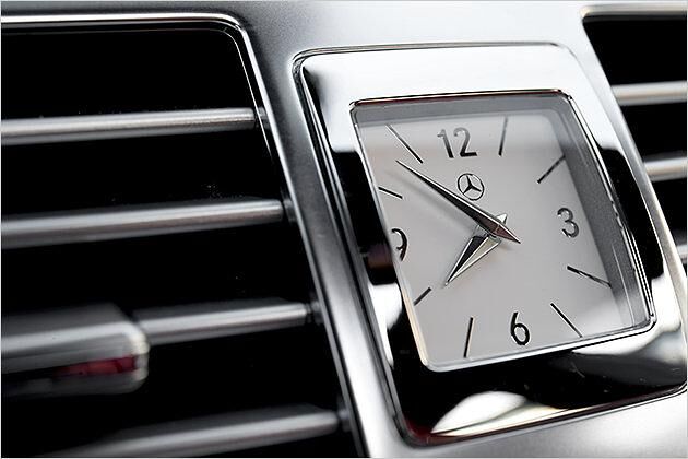 Nobles Accessoire: Die serienmäßige Uhr in der Mittelkonsole