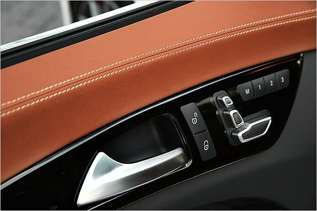 Typisch für Mercedes ist die Sitzverstellung in der Tür