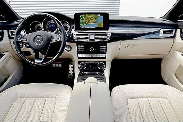 Sehr dominant thront der serienmäßige Acht-Zoll-Monitor auf der Mittelkonsole