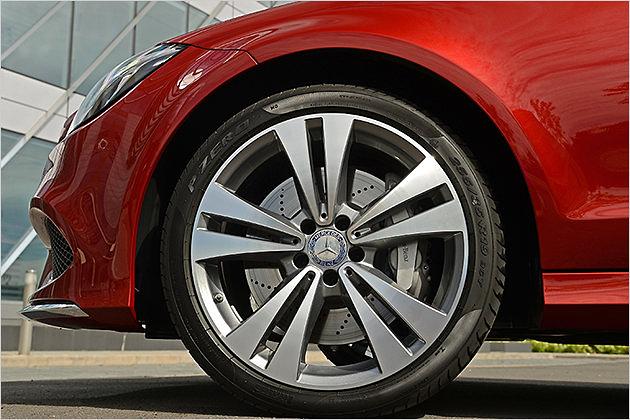 Größtes Reifenformat ab Werk ist 19 Zoll, überraschenderweise wird der Abrollkomfort nicht geschmälert