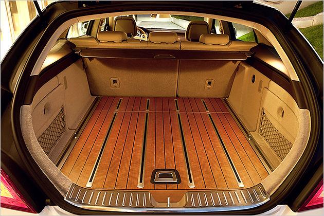 Für schlappe 4.700 Euro Aufpreis bekommt man einen edlen Holzboden fürs Gepäckabteil