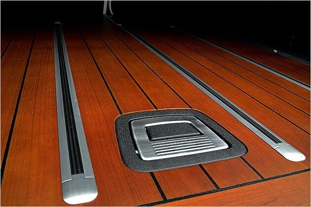 Das amerikanische Kirschbaumholz wird bei Bedarf von einer Auflage vor Kratzern geschützt