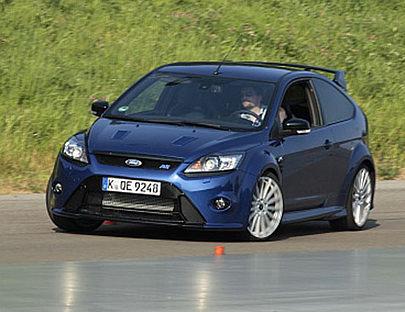 Der Ford Focus RS II neigt sich nur minimal in die Kurven.