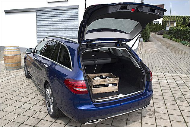 Die Heckklappe kann optional elektrisch bedient werden - auch per "Fuß-Geste"