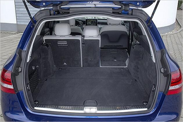 Verbesserung: Die Rückbank ist nun zweifach statt nur einfach geteilt wie beim Vorgänger