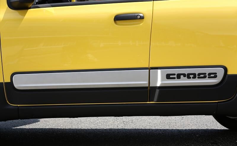 Kunststoffleisten an der Fahrzeugseite.