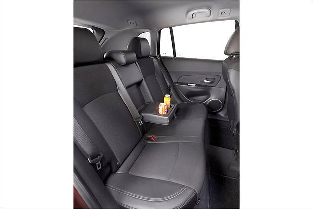 Der Platz im Fond reicht auch für Erwachsene aus